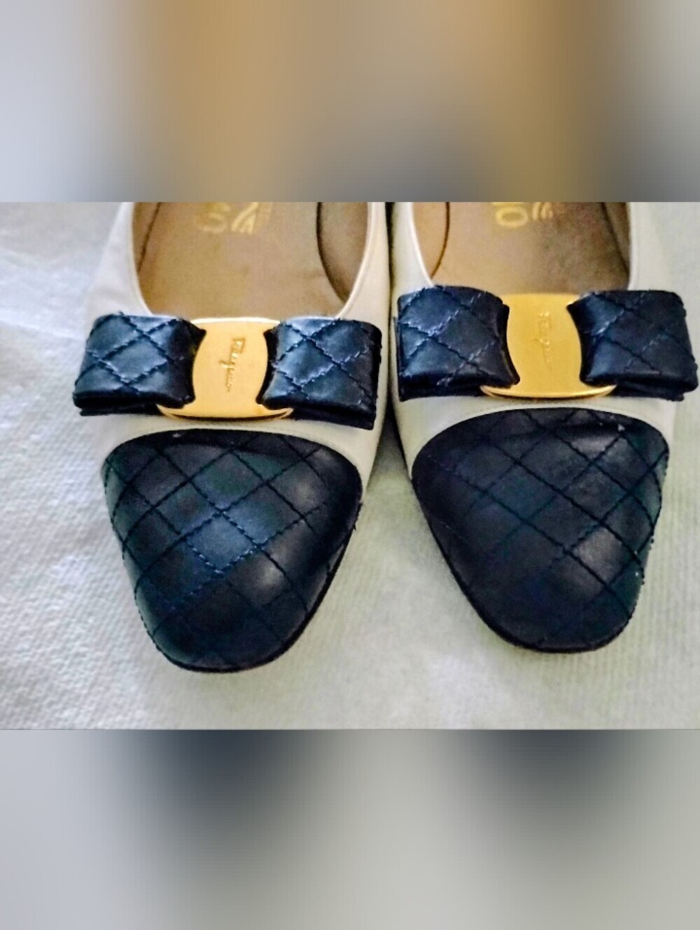 Salvatore Ferragamo Ivory & Navy Quilted Siganature Plate Vara Bow Low Pumps 9AA - Picture 3 of 10
